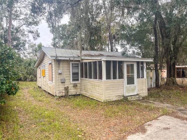 view of front of house featuring a front yard