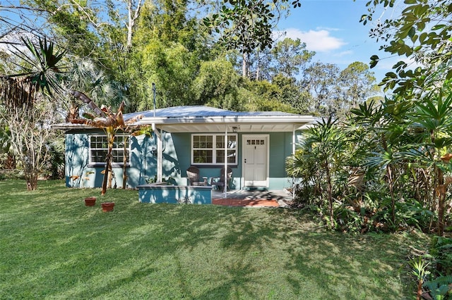 view of front of house featuring a front yard