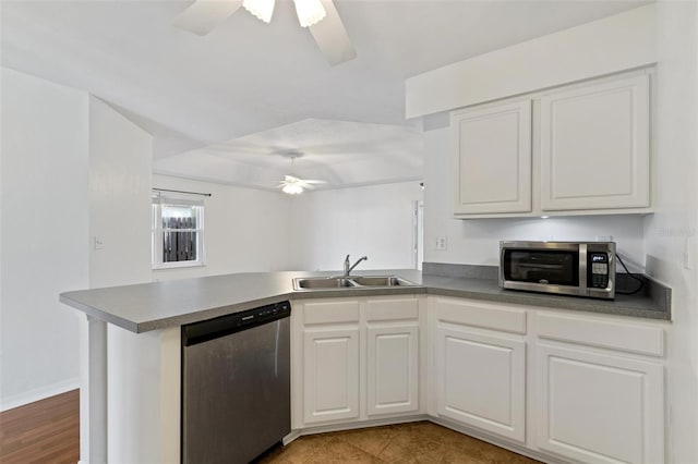 kitchen with sink, white cabinetry, appliances with stainless steel finishes, kitchen peninsula, and ceiling fan