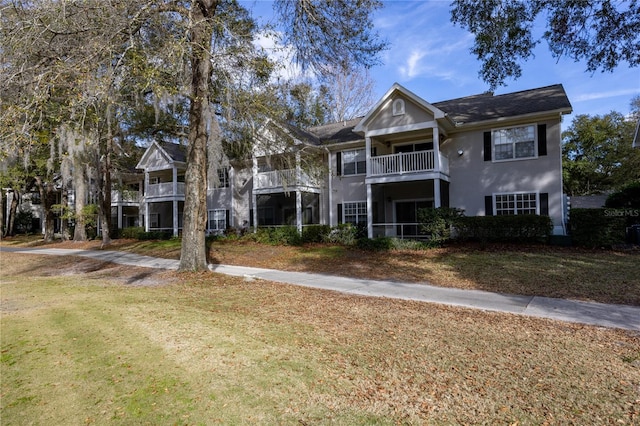 view of front of home with a front lawn