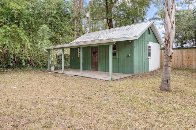 view of outdoor structure featuring a yard