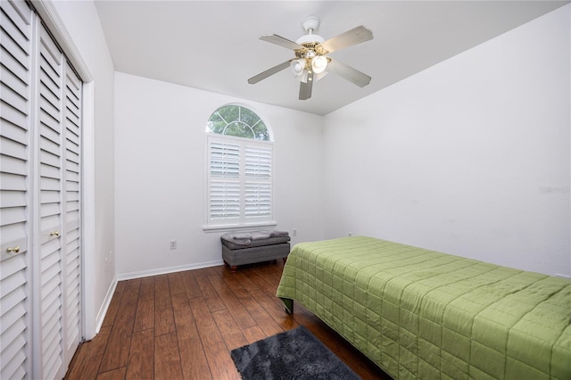 bedroom with dark wood-type flooring and ceiling fan