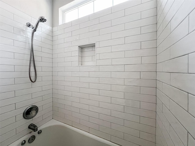 bathroom featuring tiled shower / bath combo