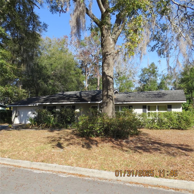 ranch-style house featuring a front yard