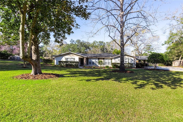 ranch-style house featuring a front yard