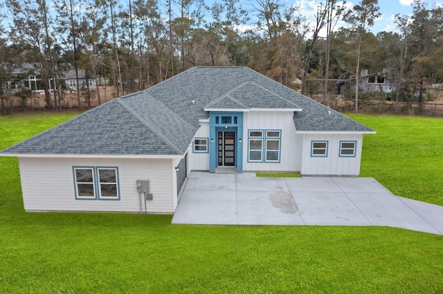 view of front of house with a front lawn