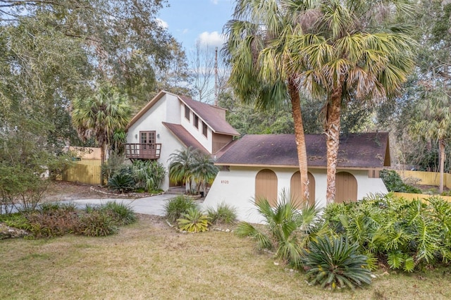 view of front facade featuring a front yard