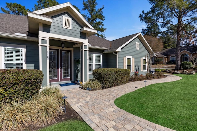 view of front facade with a front yard