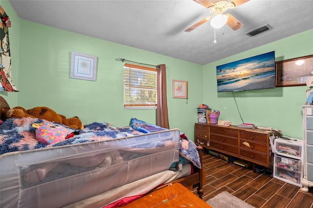 bedroom featuring ceiling fan and a textured ceiling