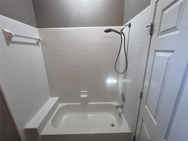 bathroom with tiled shower / bath