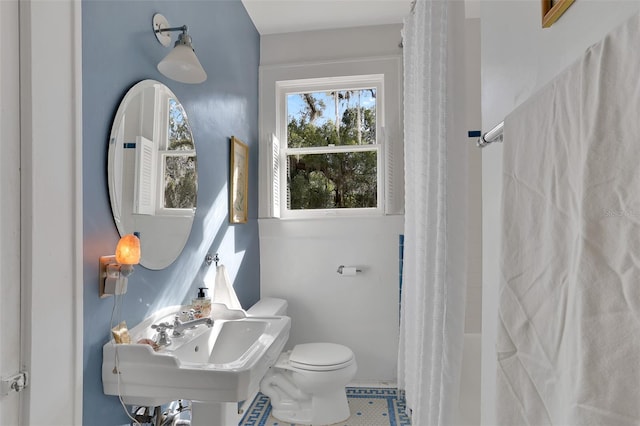 full bathroom with sink, toilet, and shower / tub combo