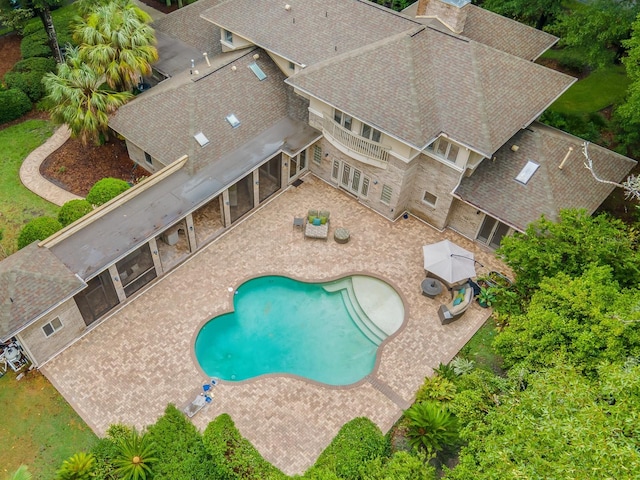 view of swimming pool