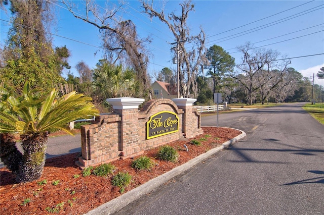 view of community / neighborhood sign