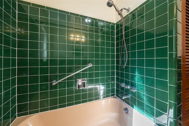 bathroom with tiled shower / bath combo