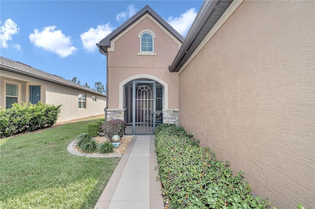 property entrance featuring a yard