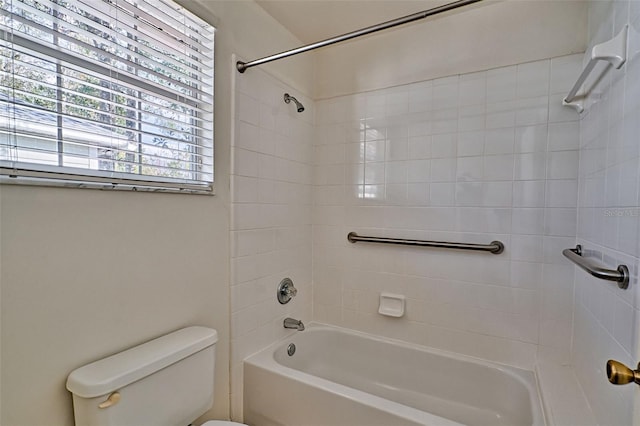 bathroom with tiled shower / bath and toilet