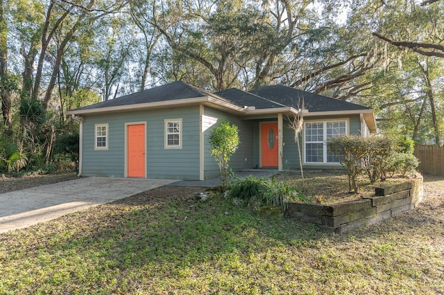 single story home featuring a front lawn