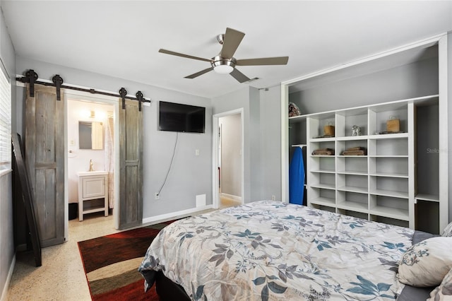 bedroom featuring a barn door and ceiling fan