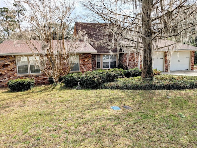 view of front facade with a garage and a front yard