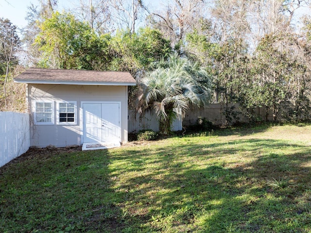 view of yard featuring a shed