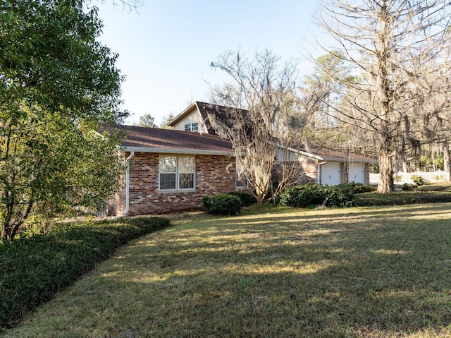 view of front facade featuring a front yard