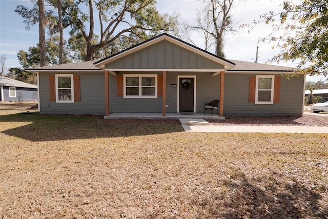 view of front of property featuring a front yard and a porch