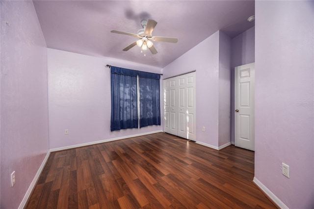 unfurnished bedroom with dark wood-type flooring, ceiling fan, and a closet