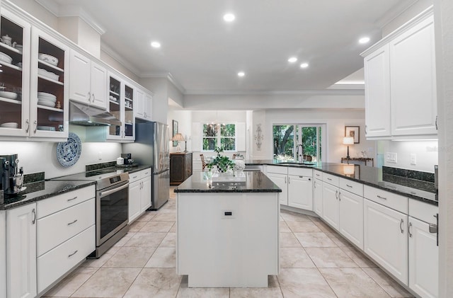 kitchen with stainless steel appliances, kitchen peninsula, sink, and white cabinets