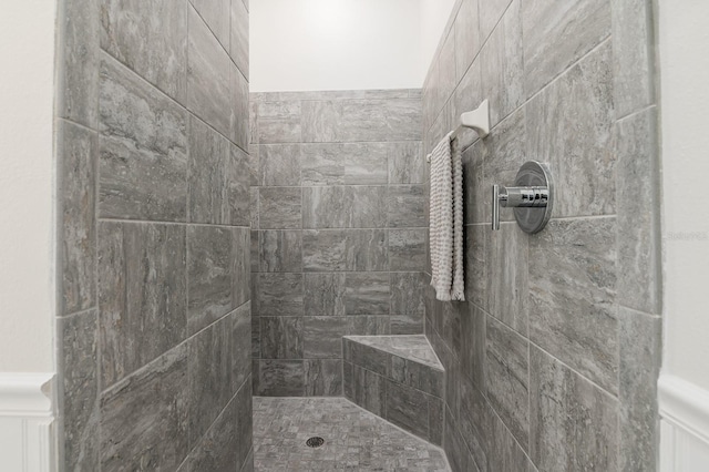 bathroom featuring a tile shower