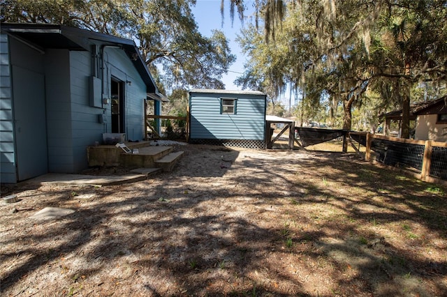 view of yard featuring a storage shed