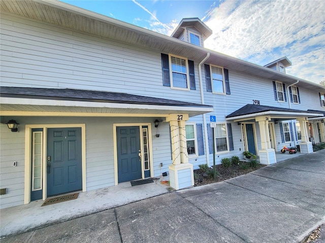 view of front of property featuring covered porch