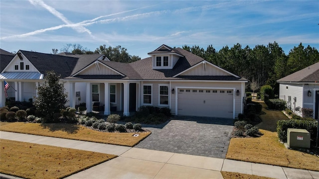 view of front facade featuring a garage