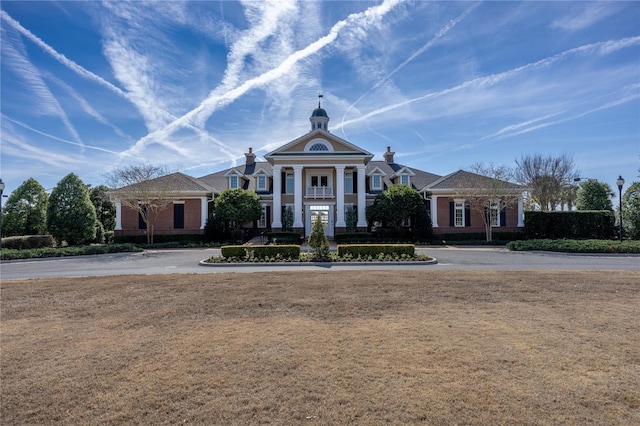 view of front of property with a front lawn