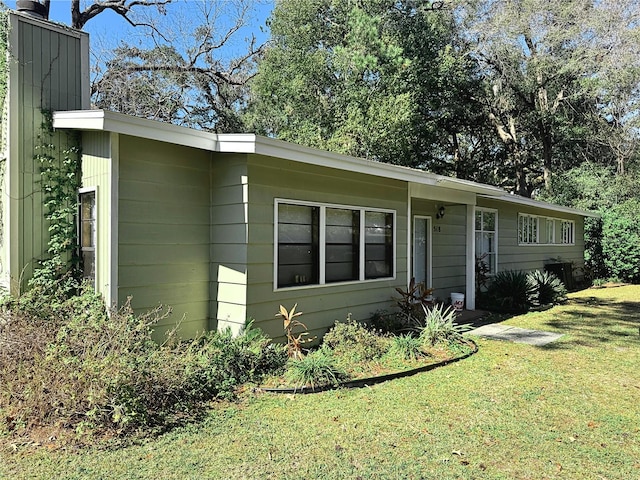 view of front of property featuring a front lawn