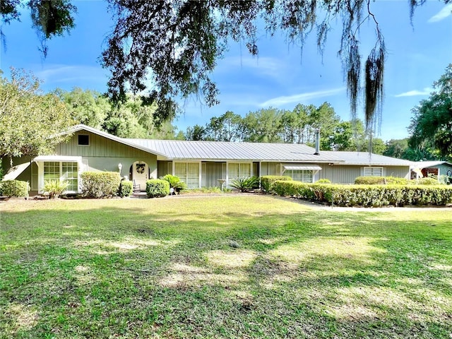 single story home featuring a front lawn