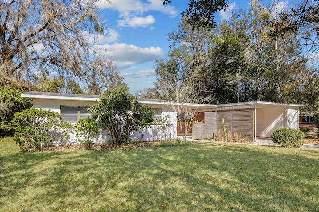 ranch-style home featuring a front yard