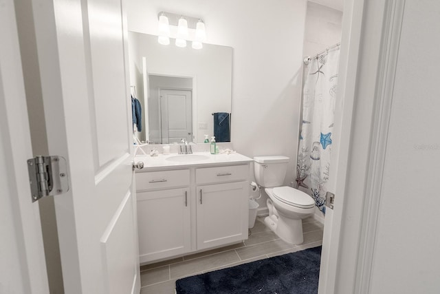 bathroom with a shower with curtain, vanity, and toilet