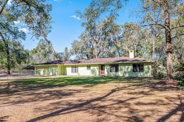 single story home featuring a front yard