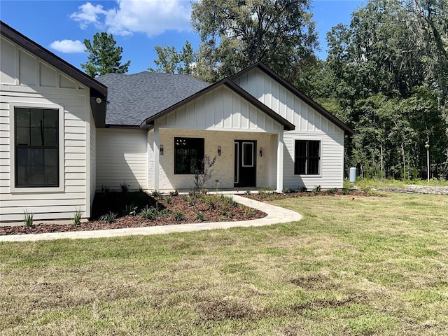 modern farmhouse featuring a front lawn