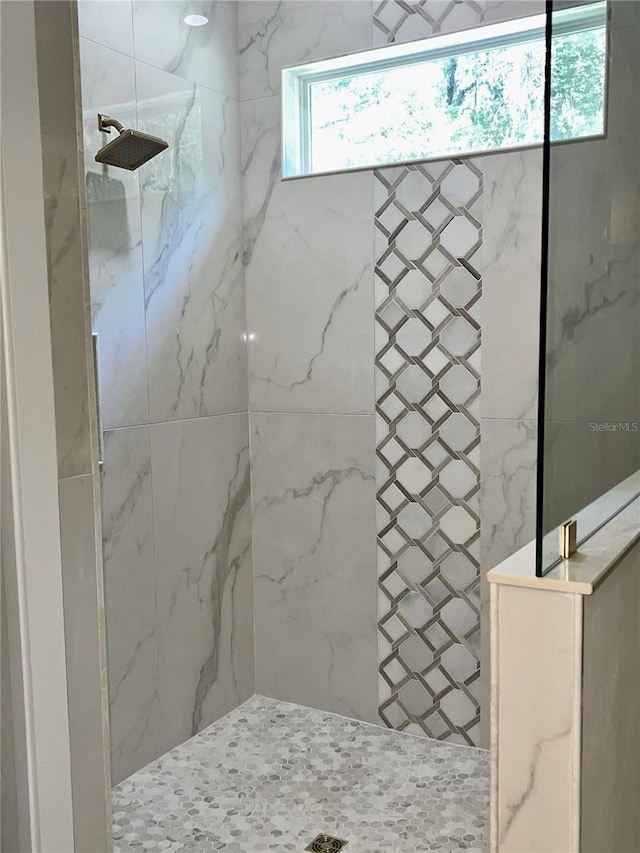 bathroom featuring tiled shower