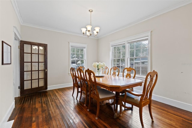 dining room featuring ornamental molding, dark hardwood / wood-style floors, and an inviting chandelier