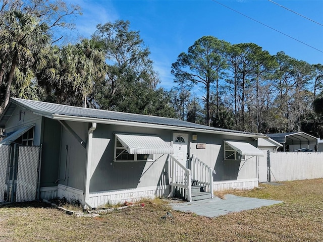 manufactured / mobile home with a front lawn