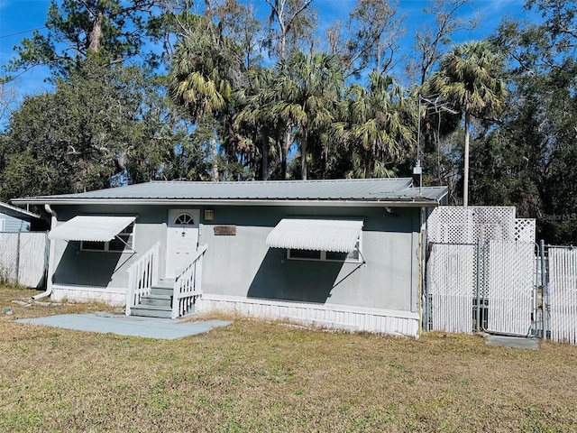 view of front of home featuring a front lawn