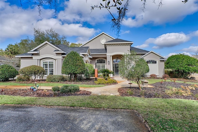 view of front of house featuring a front lawn