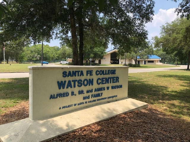 community / neighborhood sign with a yard