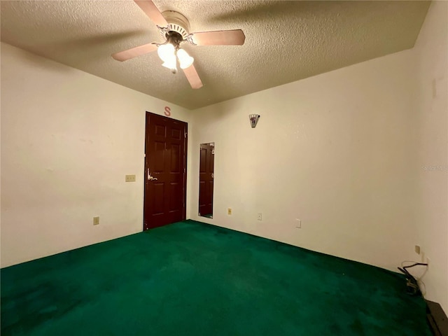 carpeted spare room featuring ceiling fan and a textured ceiling