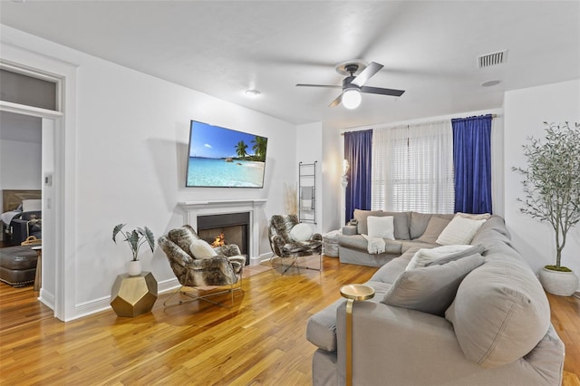 living room featuring light hardwood / wood-style floors and ceiling fan