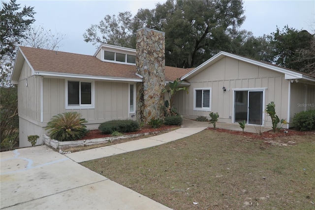 view of front facade featuring a front lawn