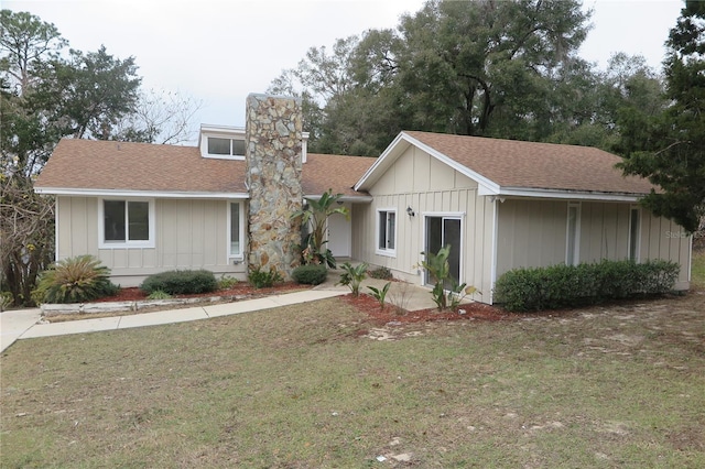 ranch-style house featuring a front lawn