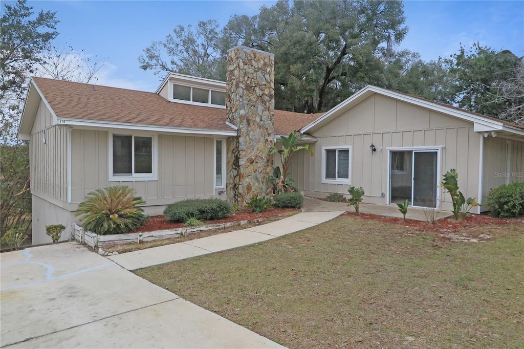 view of front of house featuring a front yard